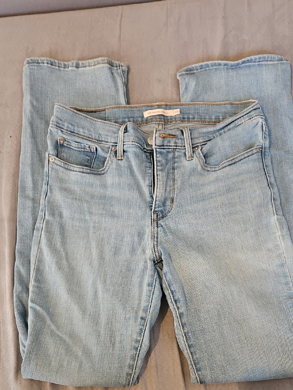 Women's Light Wash Levi Jeans